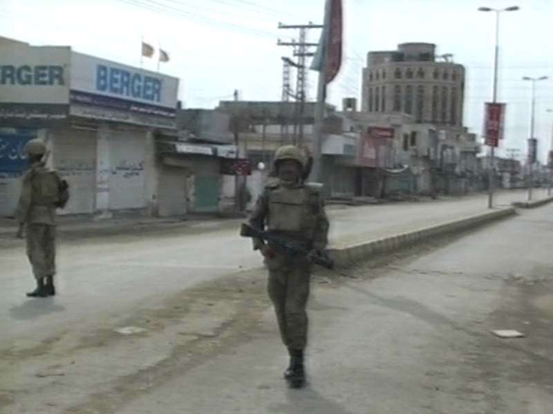 Dera Ismail Khan - Troops patrol after bombing