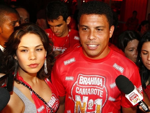 Ronaldo and wife Maria Beatriz Anthony at the Rio Carnival parade