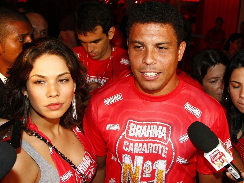 Ronaldo and wife Maria Beatriz Anthony at the Rio Carnival parade