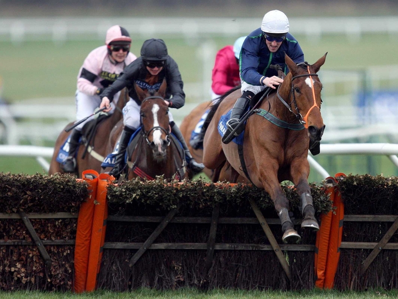 Ninetieth Minute jumping the last in the Coral Cup