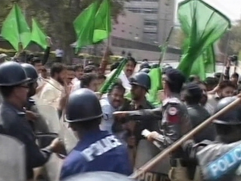 Lahore - Clashes between police and opposition