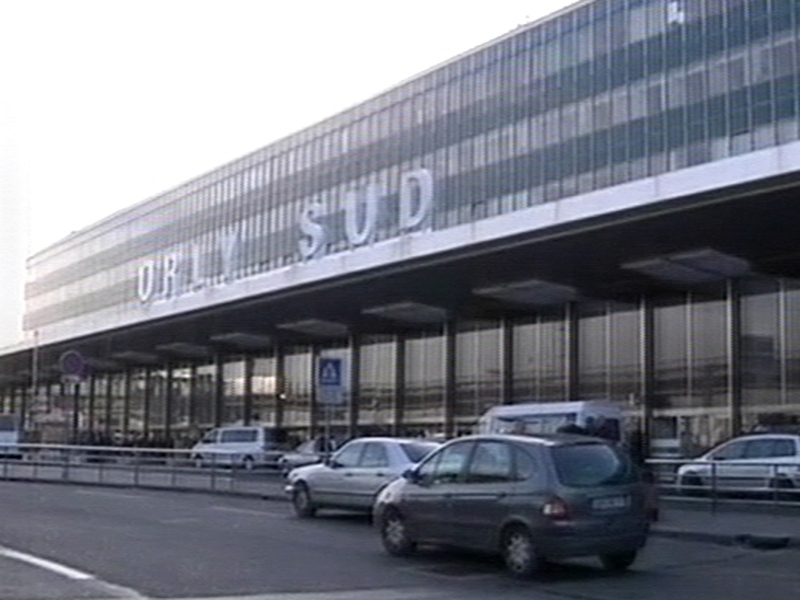 Orly - One in three flights cancelled
