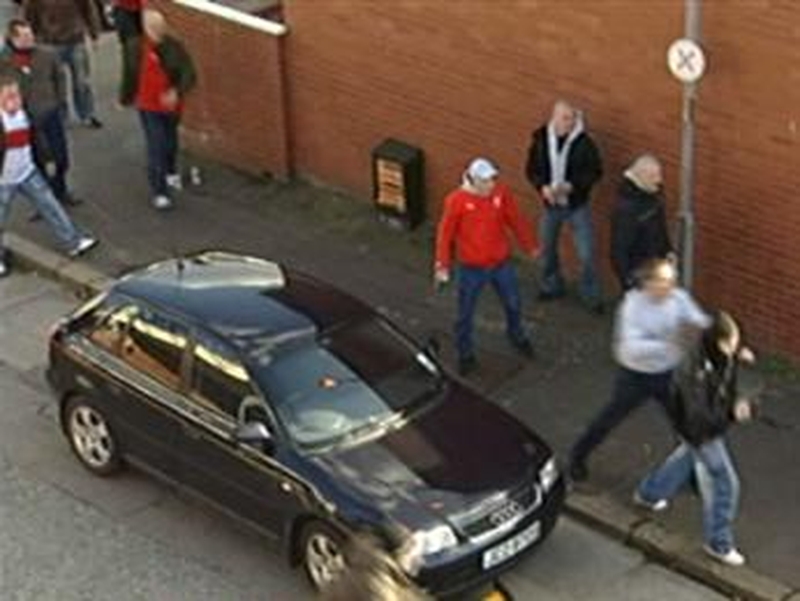 Belfast - Fans clash ahead of soccer match