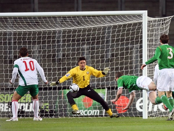 Richard Dunne stoops low to head home in the opening minute