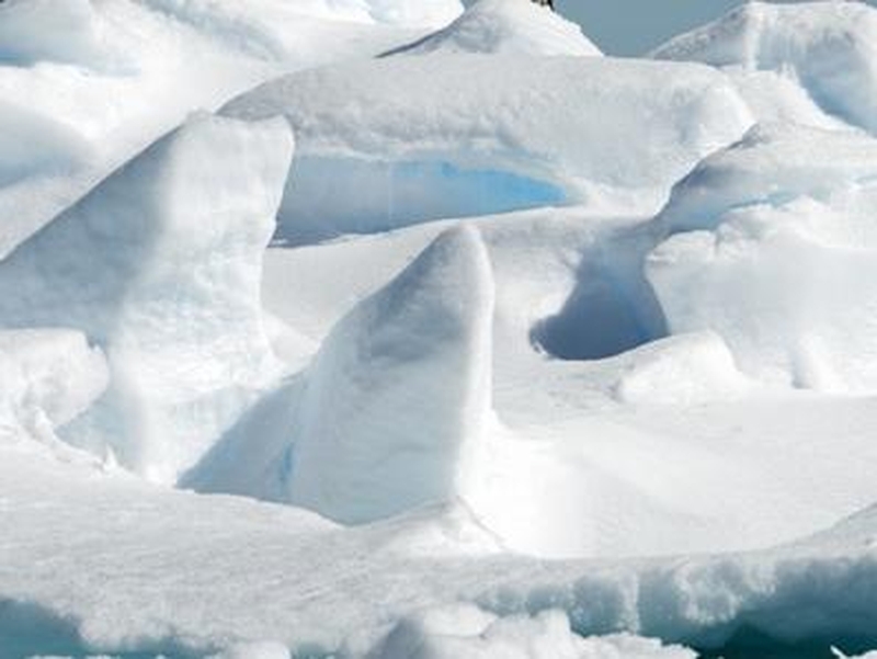 Antarctic - Ice bridge shatters