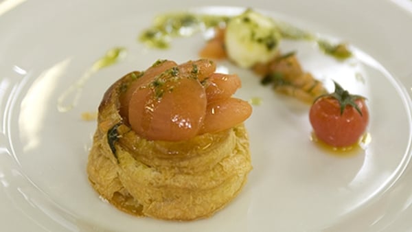 Puff pastry tartlet with buffalo mozzarella, plum
