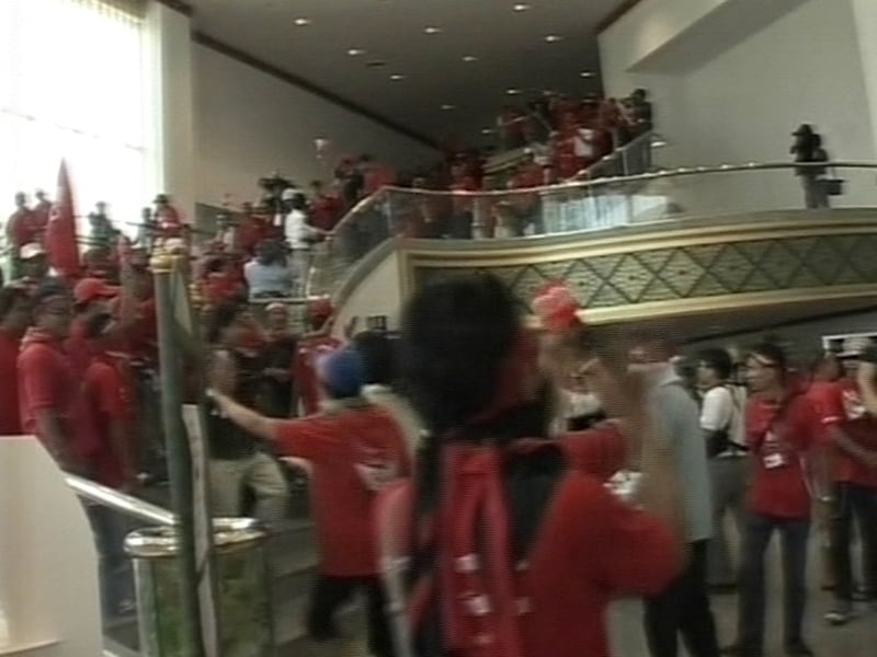 Pattaya - Demonstrators storm media centre