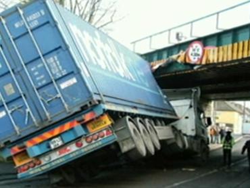 Striking overhead bridges - Penalty points intoduced