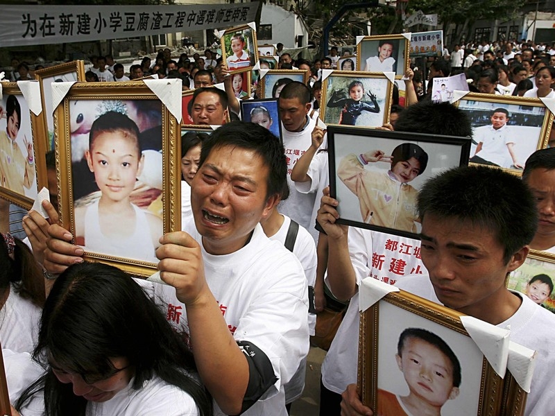 Sichuan - Relatives mourn for the students killed in quake