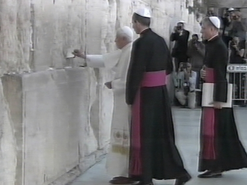 Western Wall - Pope leaves prayer