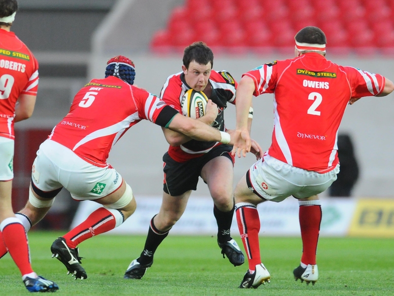 Ulster's Willie Falloon tries to weave his through at Parc y Scarlets