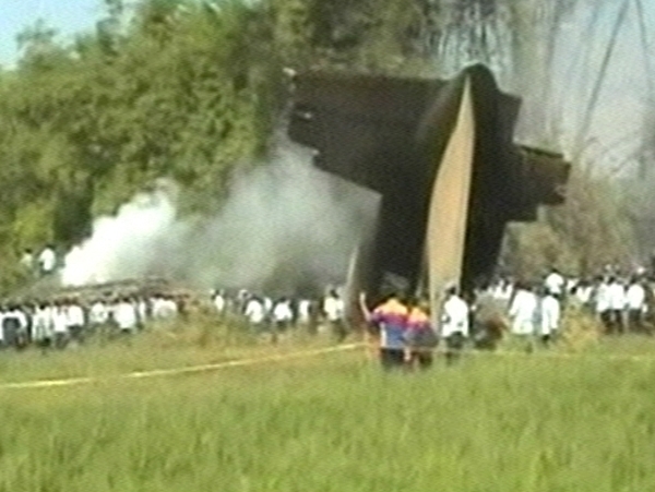 Indonesia - 98 dead in air crash