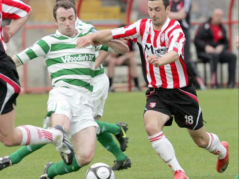 Derry City's Mark Farren with Ollie Cahill of Shamrock Rovers battle for the ball