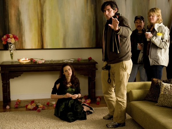 Director Chris Weitz on the set