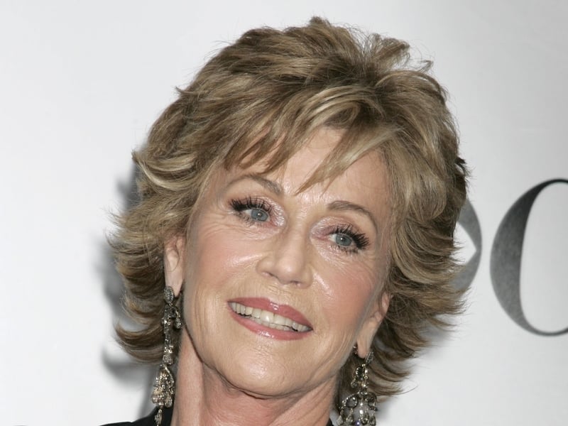 Fonda - Undergoes knee surgery