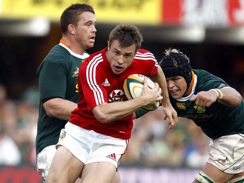 Tommy Bowe gets past Juan Smith of South Africa
