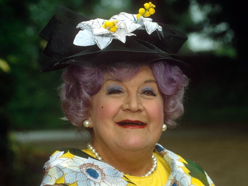 Mollie Sugden dies aged 86