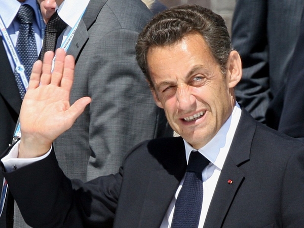 Nicolas Sarkozy - Weak dollar threat 'unacceptable'