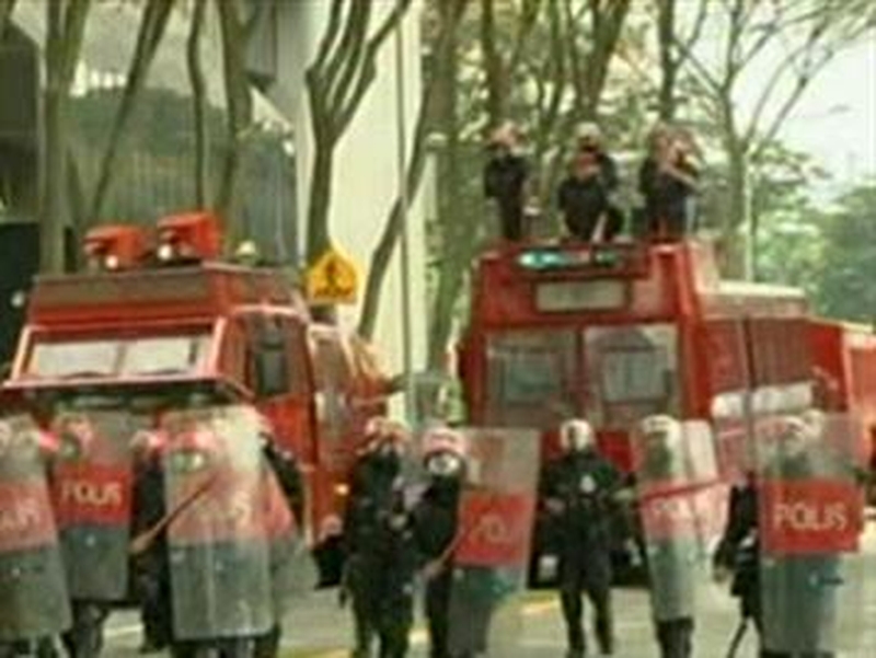 Kuala Lumpur - Riot police fired tear gas