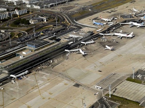 Paris Orly airport - Air traffic controllers strike hits services