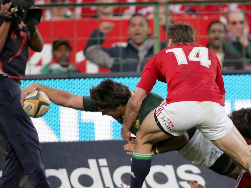 Jaque Fourie scores a crucial try against the Lions in the second Test