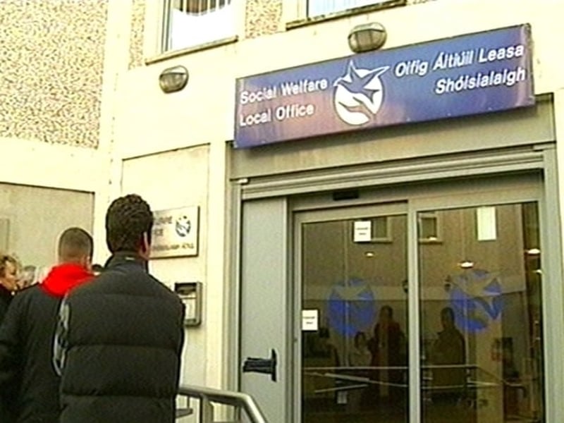 Titeann an líon dífhostaíochta go 10.7% - 38,860 níos ísle ná anuraidh.