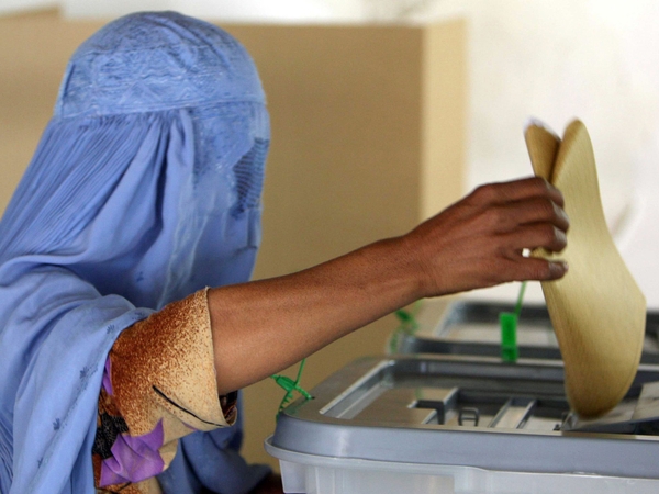 Afghanistan - Afghan woman votes in Kabul