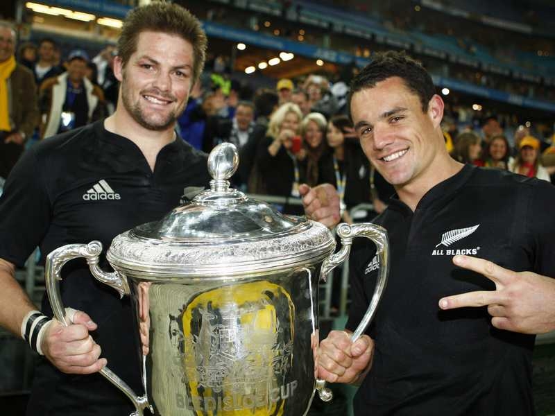 Richie McCaw and Dan Carter celebrate retaining the Bledisloe Cup