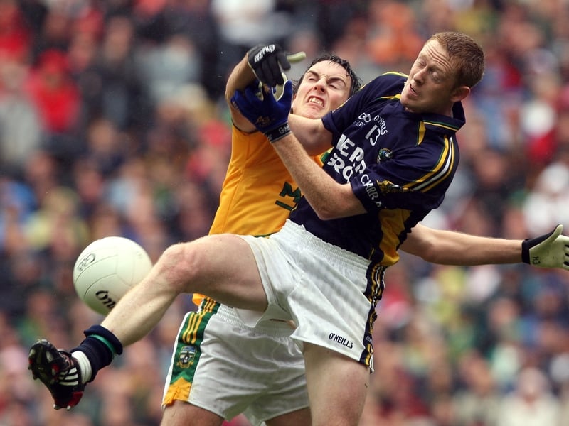 Colm Cooper battles for possession with Eoghan Harrington