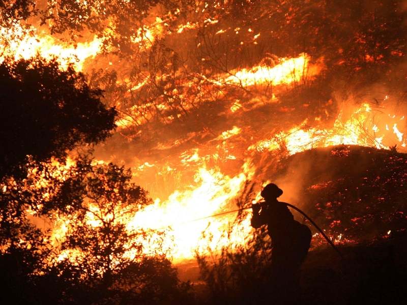Los Angeles - 2,600 firefighters are battling the blaze