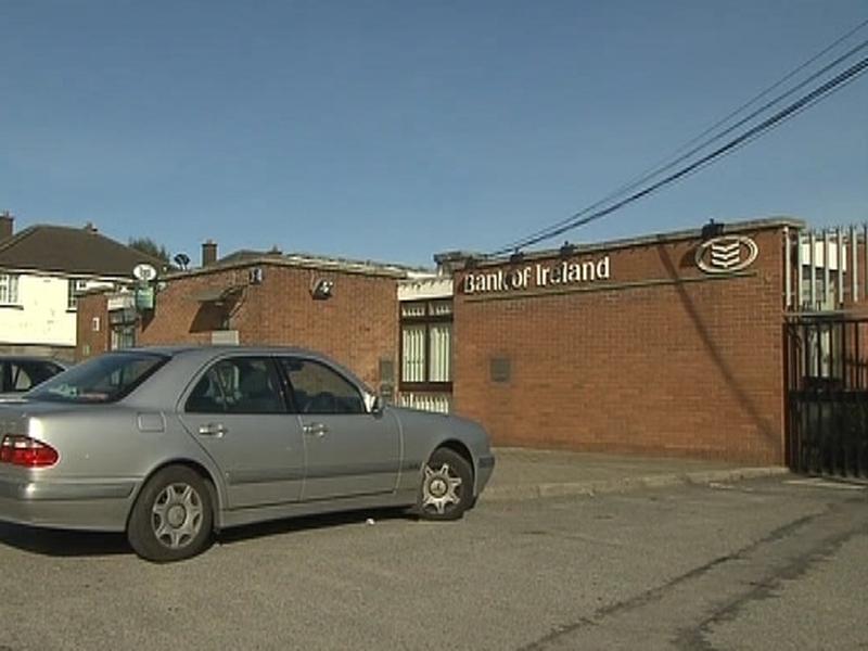 Coolock - Bank official forced to hand over cash