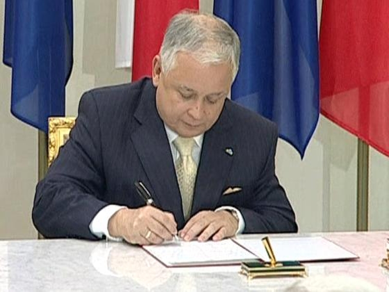 Lech Kaczynski - Signed Treaty