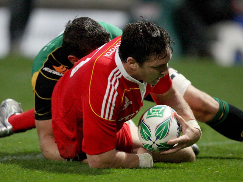David Wallace crosses the line for Munster's first try