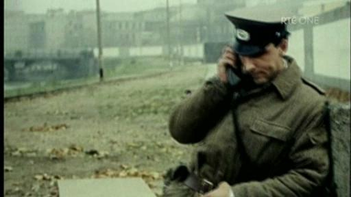 Pilib MacCathmhaoil - Tráchtaire ar chúrsaí na Gearmáine.