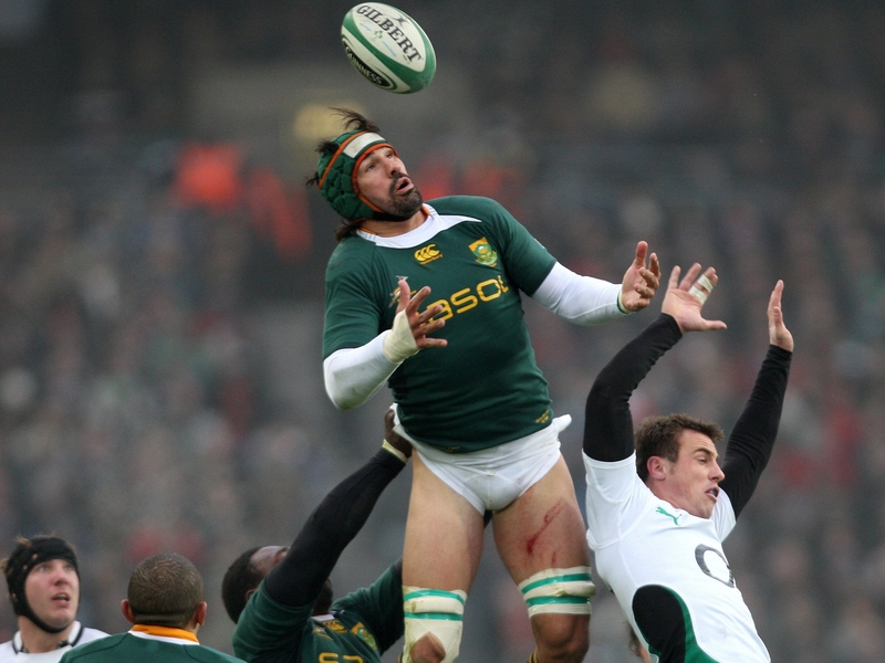 Victor Matfield climbs high
