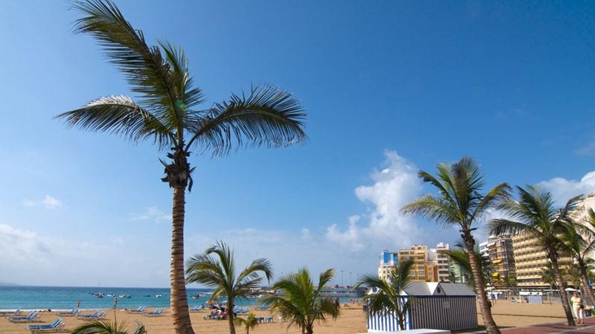 Mass tourism sparks backlash on Canary Islands 
