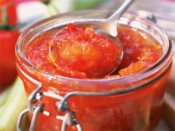 Red pepper, tomato and chilli chutney with plump r