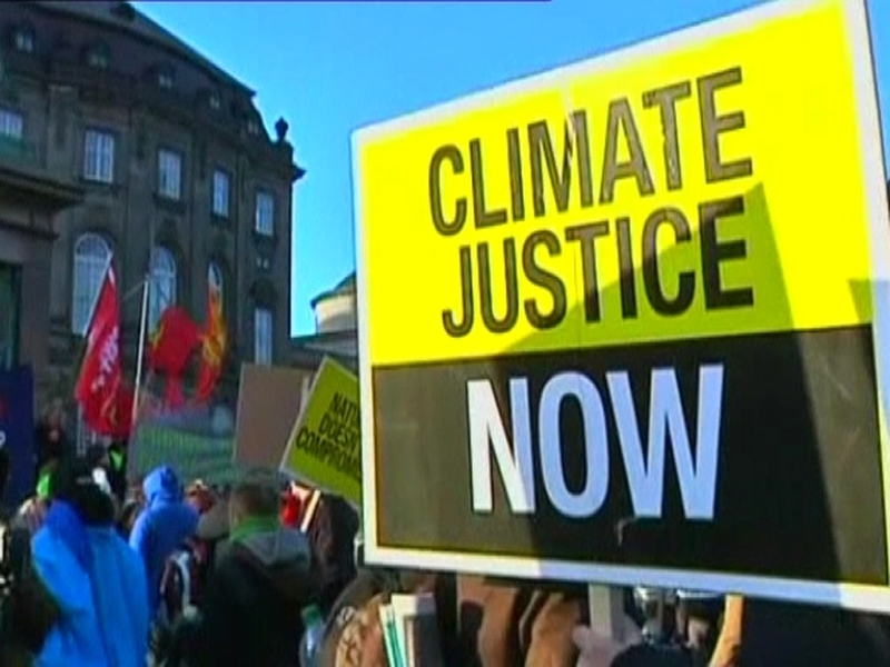Copenhagen - Protestors want a new deal on climate change
