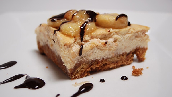 Banana and Caramel Cheesecake with a Warm Chocolat