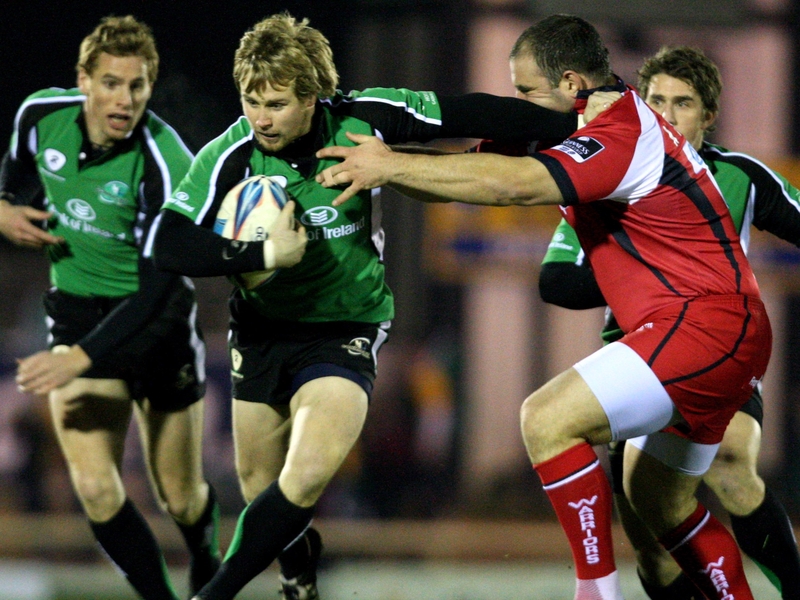 Connacht's Fionn Carr races away from Worcester Warrior Adam Black