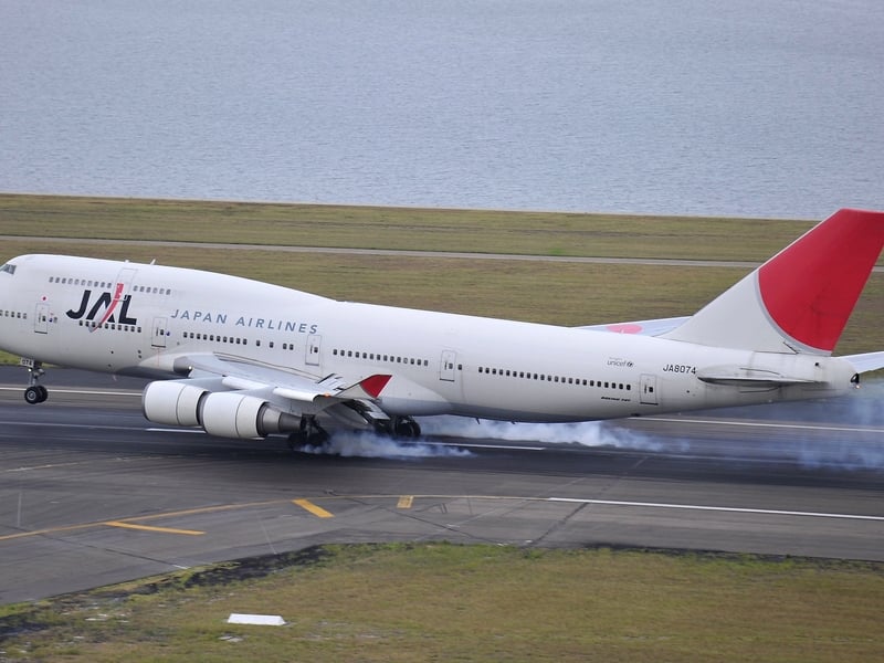 Japan Airlines - Nine-month revenues slump 27%