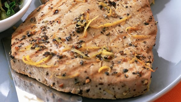Tuna steak with fennel in milk