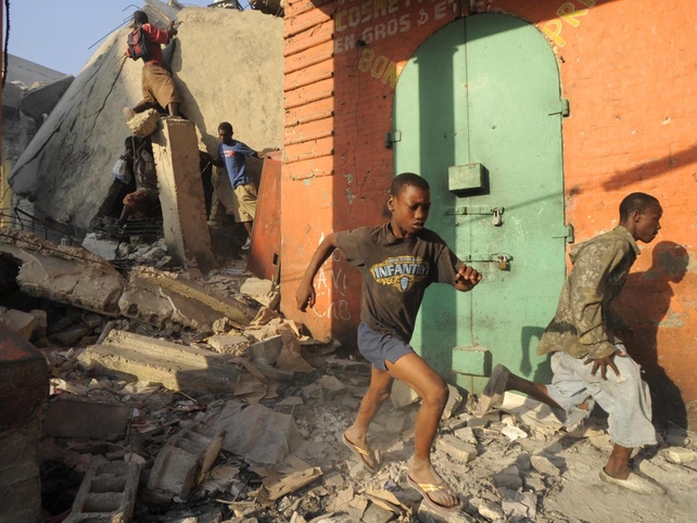 Looters, many of them children, run from police