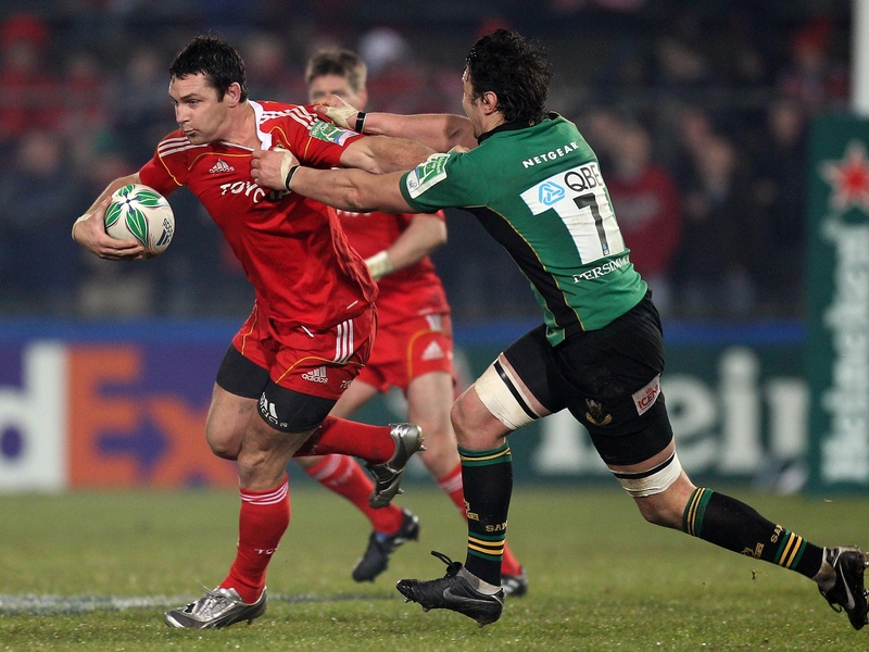 David Wallace attempts to break clear from Phil Dowson