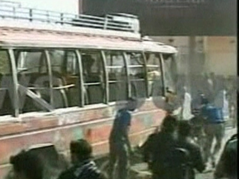 Pakistan - Bus targeted in attack