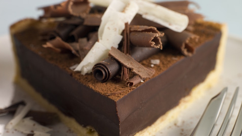 Chocolate Caramel Love Pie: Louise Lennox.