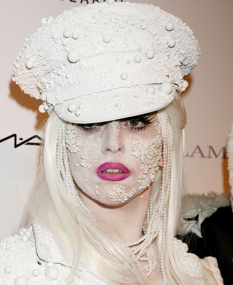 Gaga - Thinks celebrities should dress up for their fans