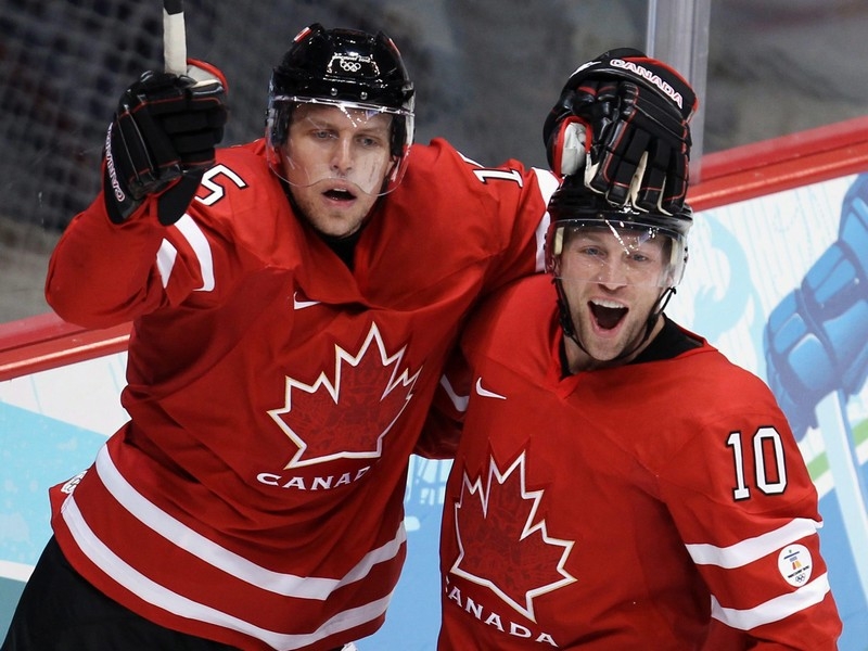 Canada's Dany Heatley (l) celebrates with teammate Brenden Morrow