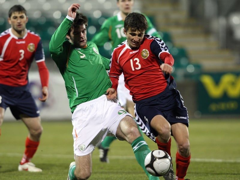 Cillian Sheridan challenges Edgar Malakyan for possession