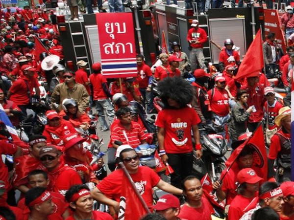 Red shirts - Army warns of force